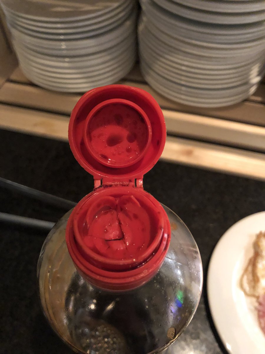 iida_mamiko's tweet photo. 前にスイスに行った時に、バイキングに醤油があったんです。蓋開けたら中蓋取らずにナイフで切り込み入れられて使われてて…もしかしてボトルの中蓋って世界共通の文化じゃないんだって思ったワイでした。 https://t.co/b4At3iI8VD