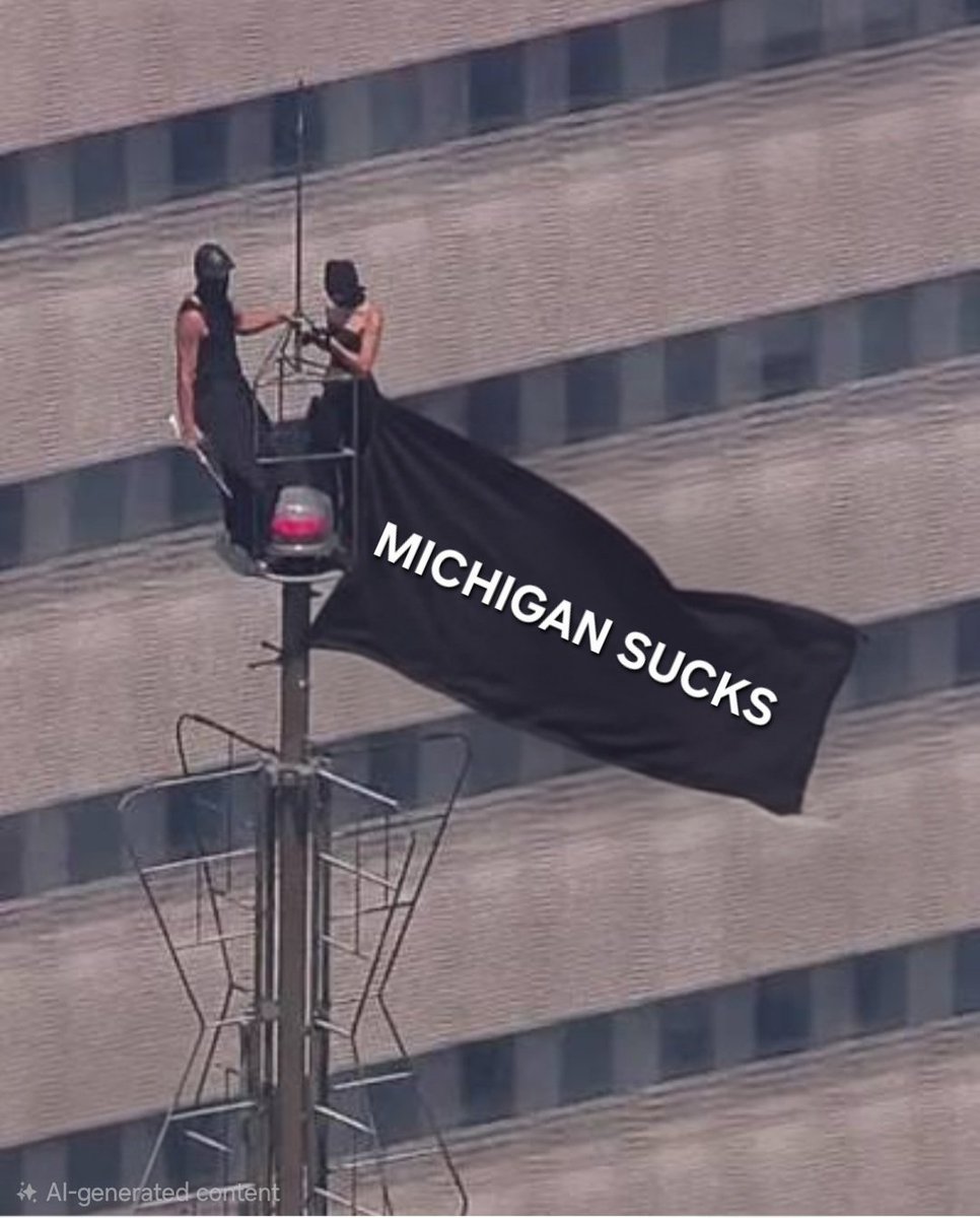 MichiganSucks8's tweet photo. Heard there was a flag incident today at the Empire State Building in New York City! #MichiganSucks https://t.co/aPUZDHMUcg