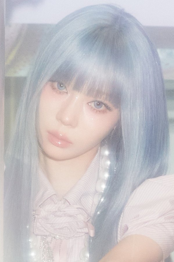 aefenty's tweet photo. winter just looks so cute with blue hair https://t.co/BepO7XJvm1