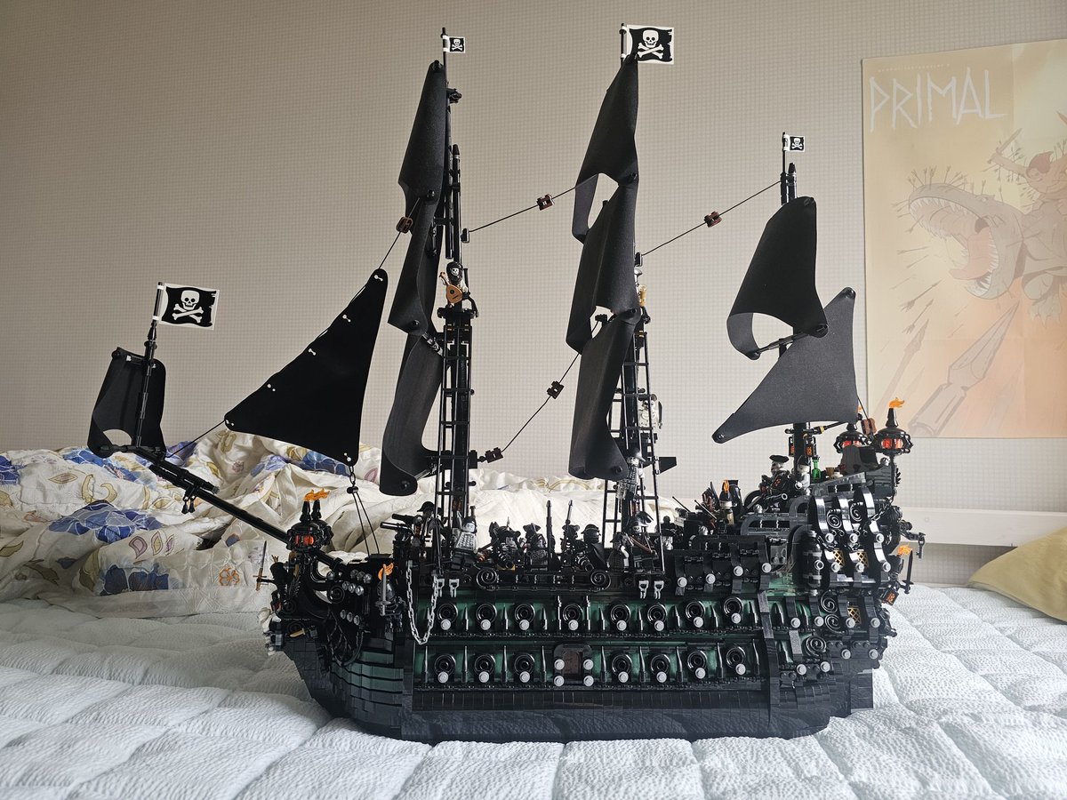 skellyjacks1's tweet photo. Latest update of My lego moc pirate ship build, 'Greed'.
I mixed dutch fluyt ship base, spanish galleon style stern decks, and 18th century style cabin windows and 17th century style ship decorations on her body.

I'm currently satisfied with current design 😌 https://t.co/2kCIVD4A3I