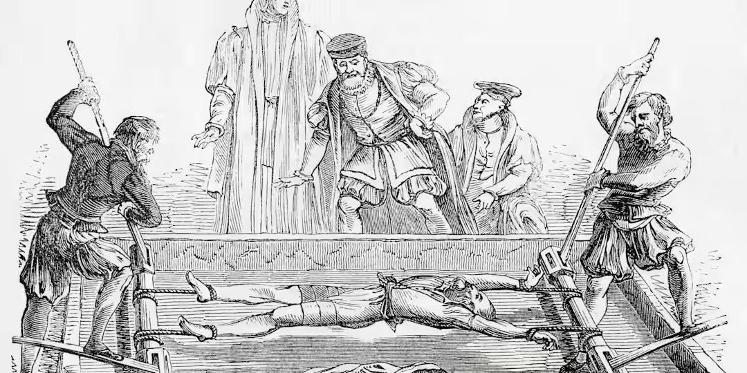 obo_oso's tweet photo. Torture devices in the Middle Ages:

the most famous torture device. It is a wooden frame in which the victim is tied from the hands and feet, then a wheel is rotated to stretch the body until the muscles are torn and the joints are dislocated. It was used in the Tower of London from the 15th century.