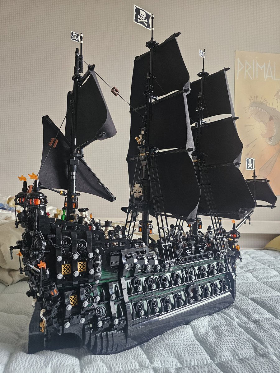 skellyjacks1's tweet photo. Latest update of My lego moc pirate ship build, 'Greed'.
I mixed dutch fluyt ship base, spanish galleon style stern decks, and 18th century style cabin windows and 17th century style ship decorations on her body.

I'm currently satisfied with current design 😌 https://t.co/2kCIVD4A3I