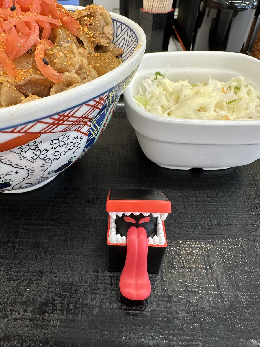 hide_m0723's tweet photo. 吉野家とドラクエのコラボさっそく😁
一体目がひとくい紅生姜ばこ❗️
引きが良いのかどうなのか🤣 https://t.co/jMZJrrO2jE
