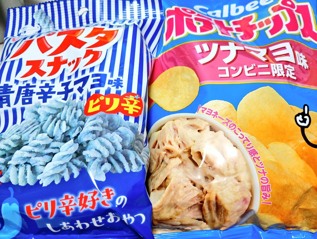 runrunonpupu's tweet photo. ローソンの青フェアまた買った💙この前のグミどっちも美味しかった😋グミハマりそう！
ツナマヨ味ポテチ美味しかった🎶パスタスナックの方は味がよくわからなかった🫣
 #ローソン  #お菓子 https://t.co/U0f6EGvEtv