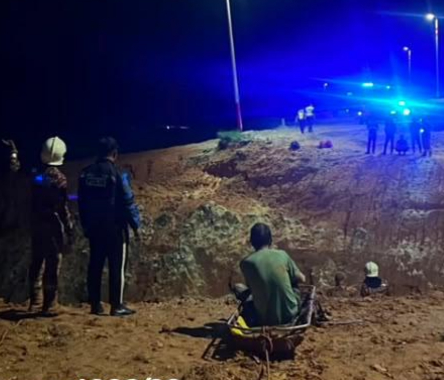 SinarOnline's tweet photo. Pandu kereta ikut aplikasi navigasi, lima warga China terjunam ke gaung

Toyota Prius dipercayai memasuki tapak pembinaan kulvert yang belum dibuka.

Foto PDRM https://t.co/ZSs5fbYdKS