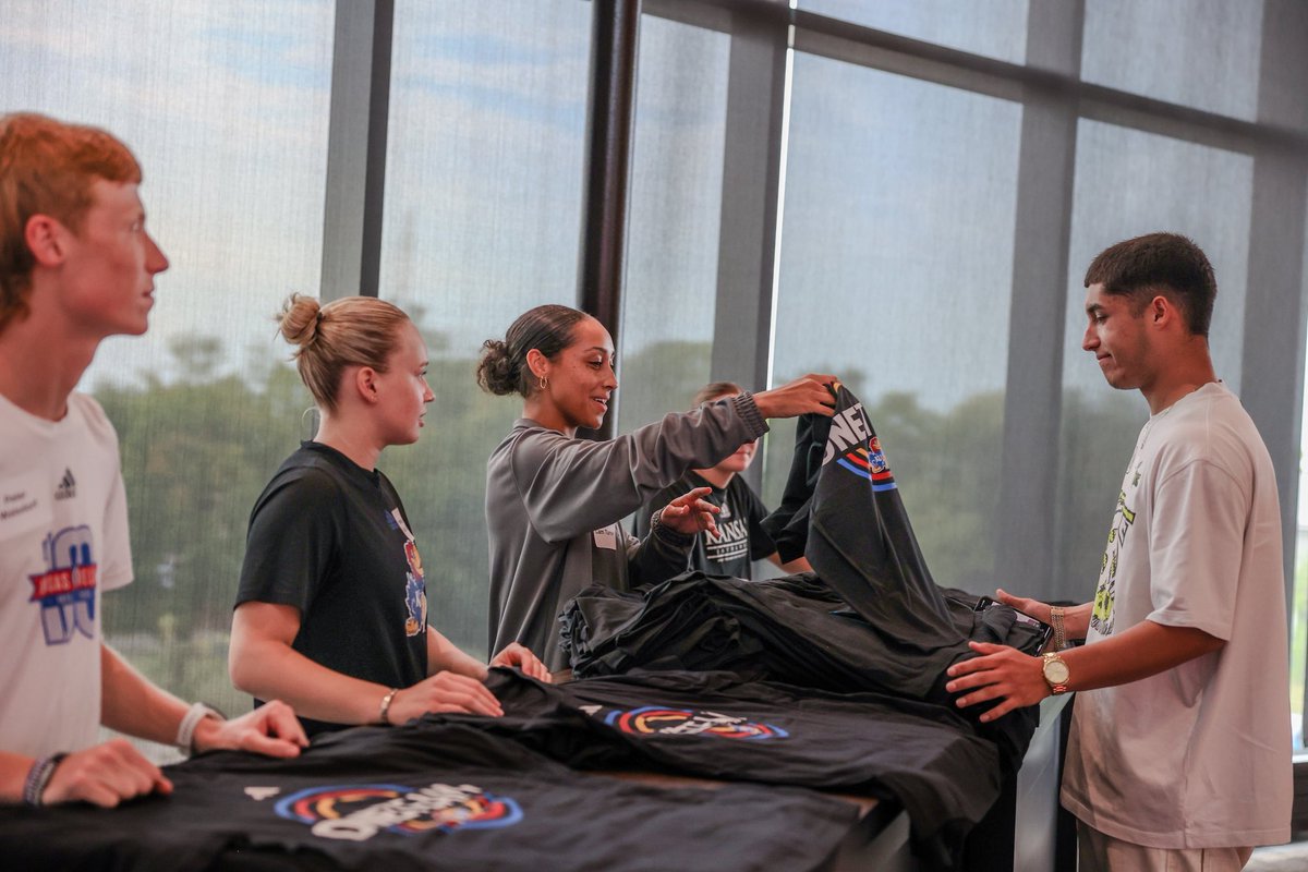KU_LEADS's tweet photo. From finding her voice to building lifelong friendships, KU Leads has had a lasting impact on Camryn’s journey. 💙
Hear how her experiences in the program shaped her growth as a leader and continue to influence her life beyond Kansas.
#KULeads #RockChalk https://t.co/a6nKvLwWn2