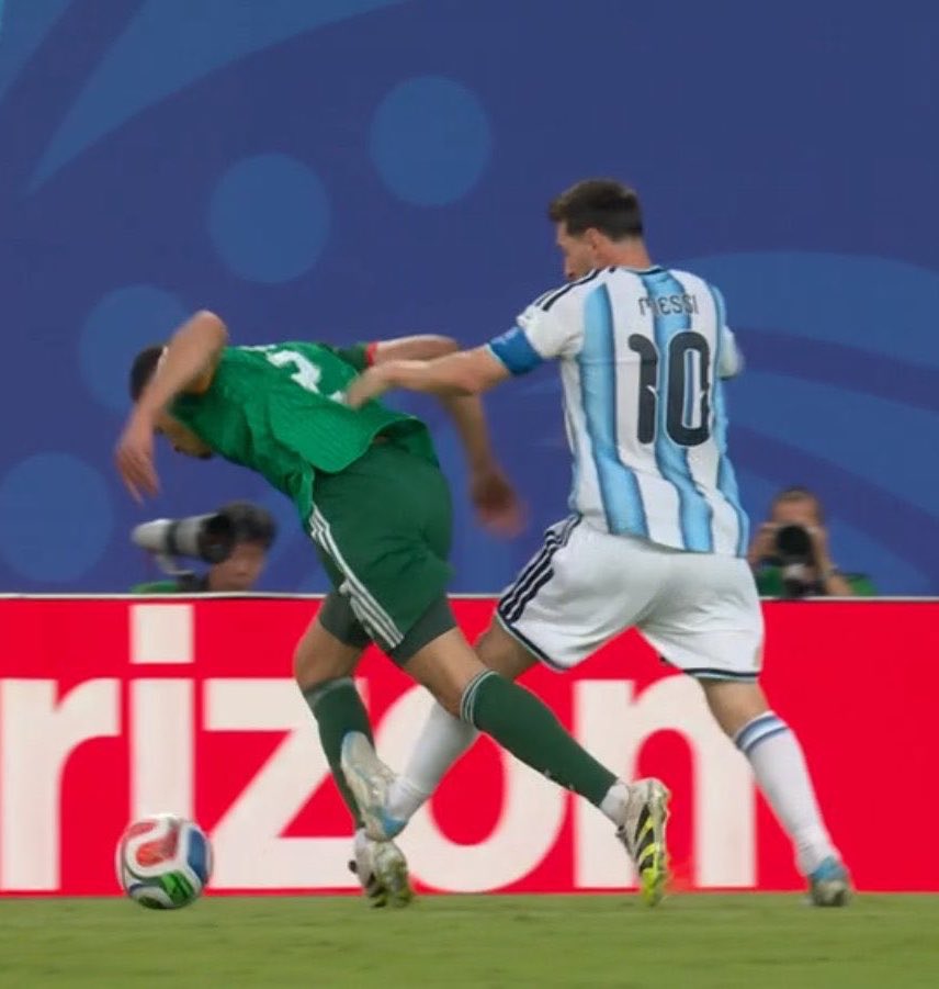 joshpearson180's tweet photo. One of them was a red card, one of them was play on

Hmmmm 🤔 https://t.co/GXdkmayUVo