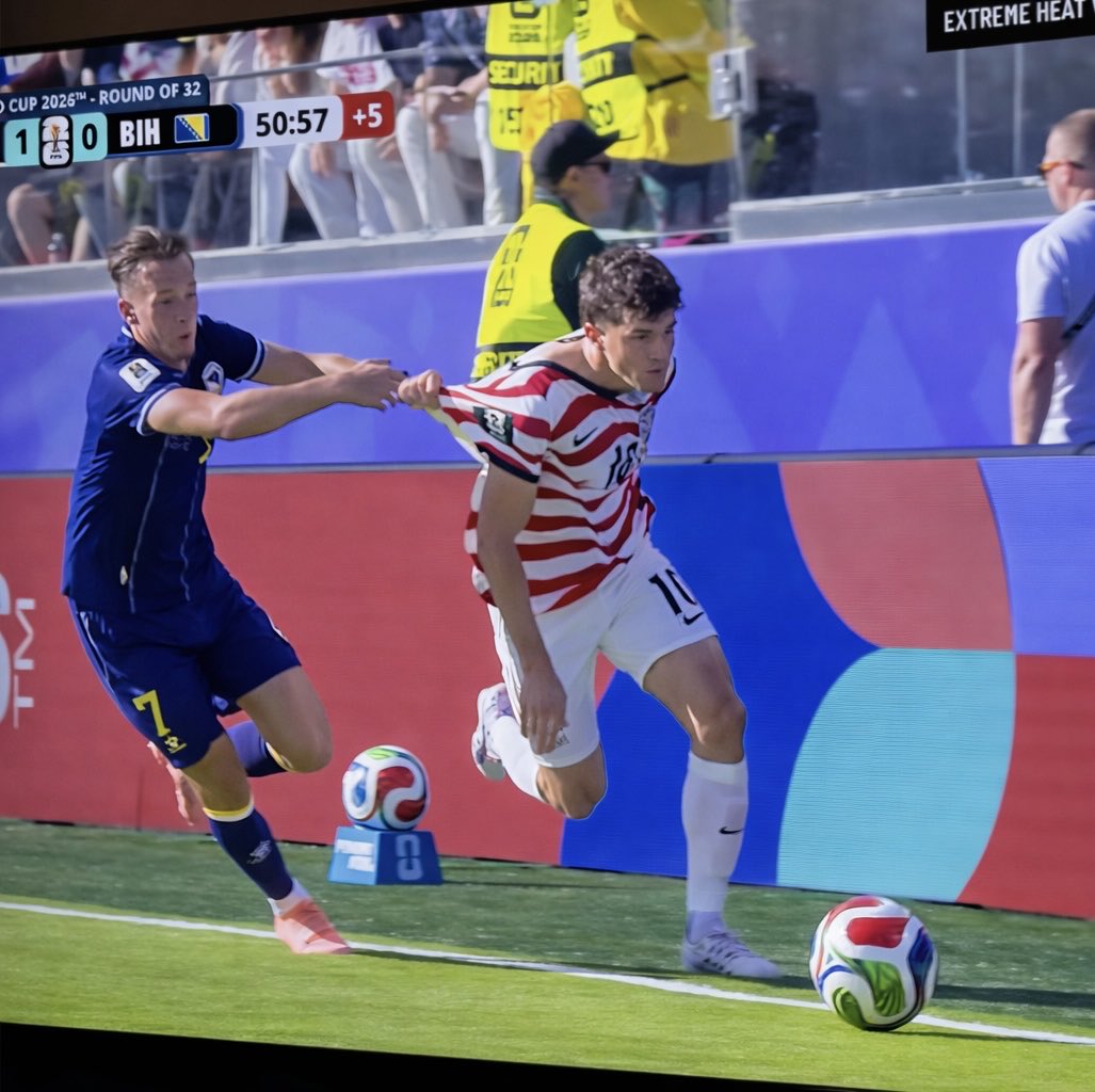 Up2date_Sports's tweet photo. @BarstoolBigCat @BelongiaZach This happened earlier and no card was given not even a yellow Pulisic was taken to the ground on a breakaway it’s BS https://t.co/nwVYI9EYix