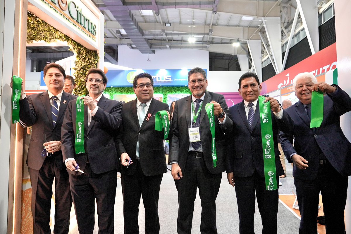 MINPRODUCCION's tweet photo. #NotaDePrensa | 🌱 Tecnología e innovación al servicio del agro peruano.
El ministro de la Producción junto a otros ministros de Estado, participó en la inauguración de Agrofest Summit & Expo 2026, organizada por Asociación de Gremios Productores Agrarios del Perú - AGAP. En el evento, el @ITPproduccion suscribió un convenio de colaboración con AGAP para fortalecer la transferencia tecnológica y la competitividad del sector agrario.