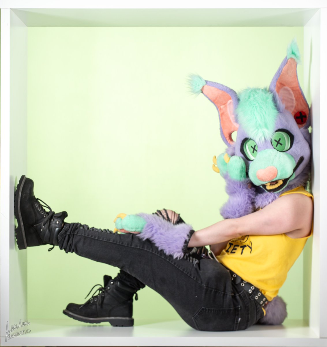EnderHowls's tweet photo. ANTHROCON TOMORROW!!!
COME FIND ME >:)
i’ll be in and out of suit !! @r3alracc00n may also have Rage Bait on at times :)
DO: 
- say hi !!! come chat!!
- take pics, get hugs, whatevs :)
DONT:
- idgaf lowkey.
- be normal https://t.co/r9XHkUiOx0