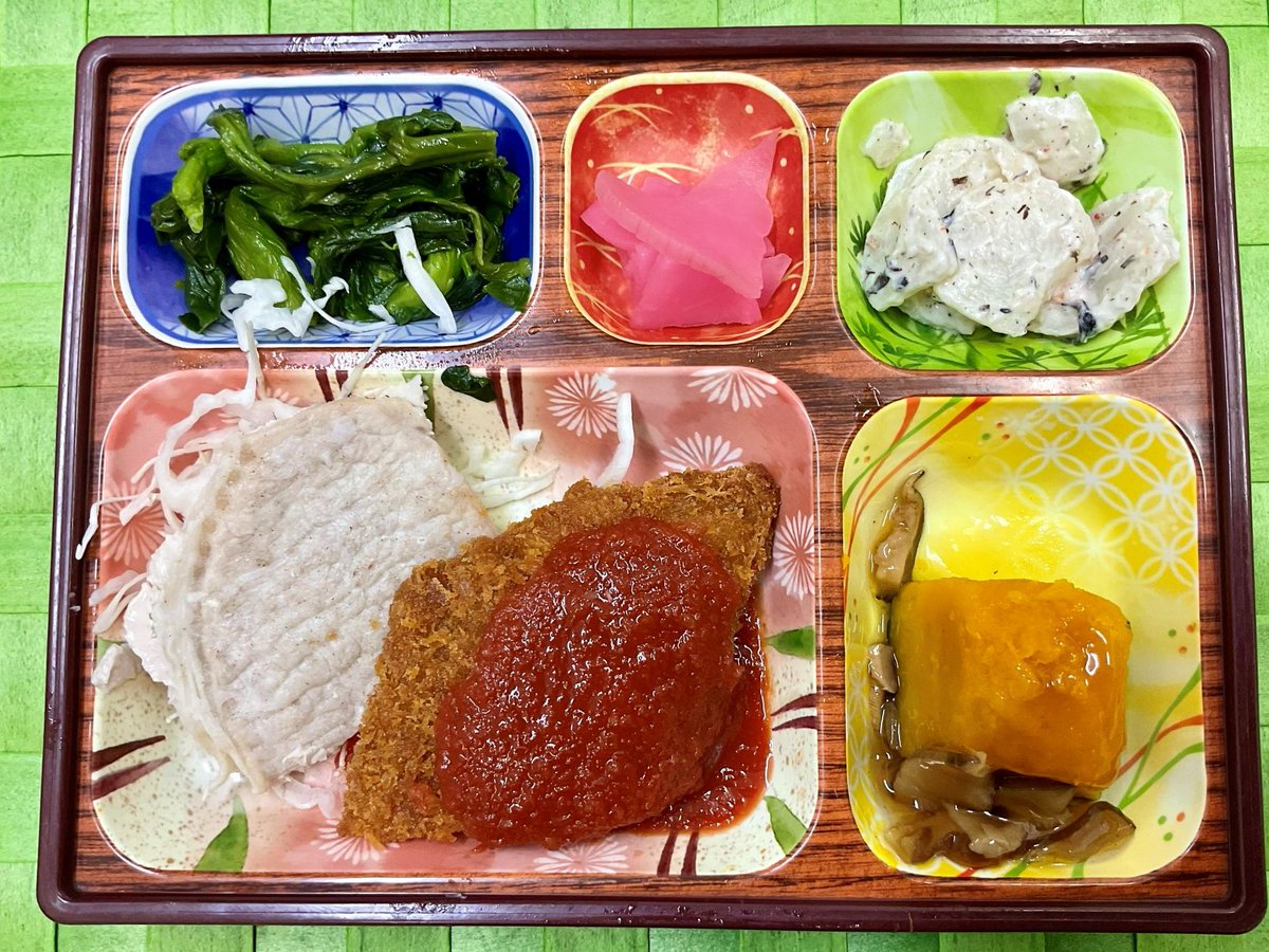 bigleaf201510's tweet photo. お昼の日替わり       
A定食：油淋鶏
B定食：豚と鯖フライのトマトソース https://t.co/rHTtZYAKbU