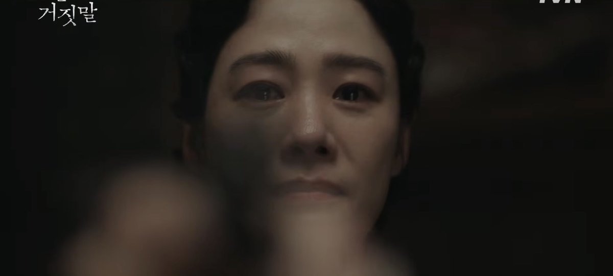 chojunbaksal_'s tweet photo. 김현주가 이미 그 시대 사람 얼굴을 하고 있다고
구국단 저격수라 첫 티저부터 총을 들고 있다고
아니 근데 총 들고 울고 있다? 이거 휀걸들 죽으라는거죠(?) https://t.co/UaZkZPrpD7