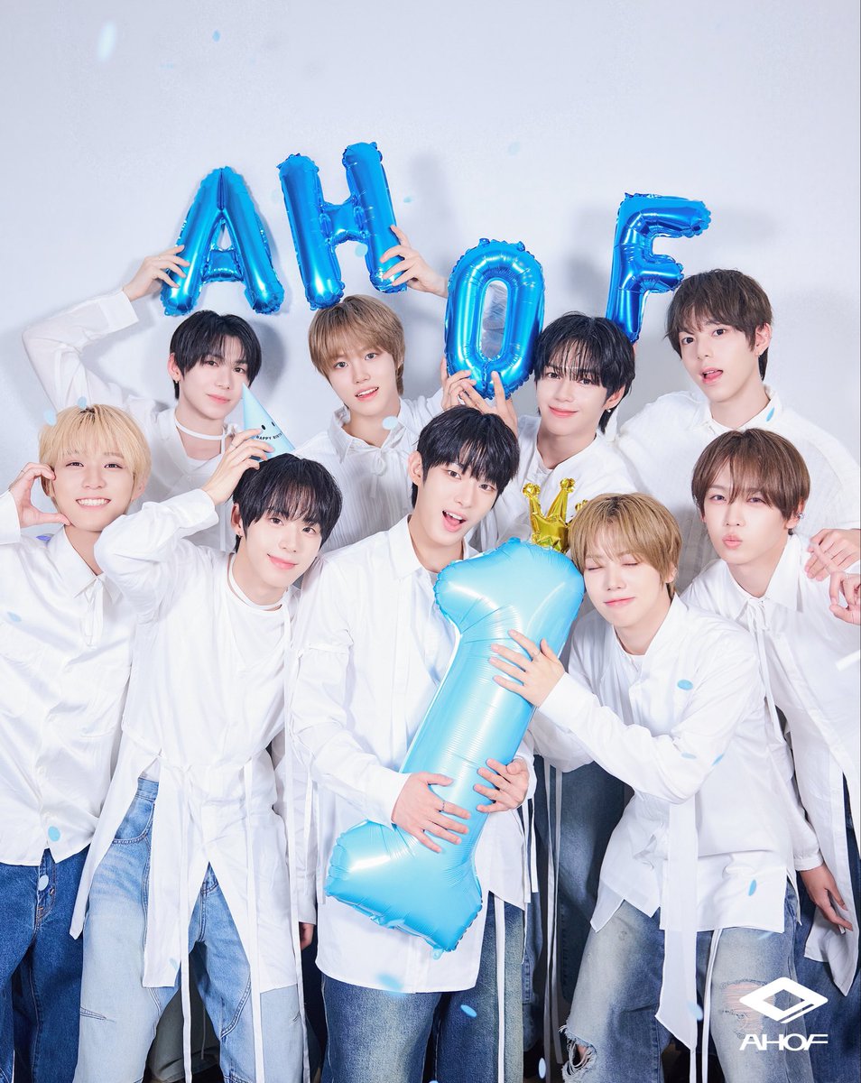 ialwayshey's tweet photo. “sometimes i'm amazed by how we went from being complete strangers to becoming people I can't imagine my life without :))”

“Now, you're the people I never want to lose:))”

jl and his love for his members, for ahof 🥺 https://t.co/TTa5ZaDRzo
