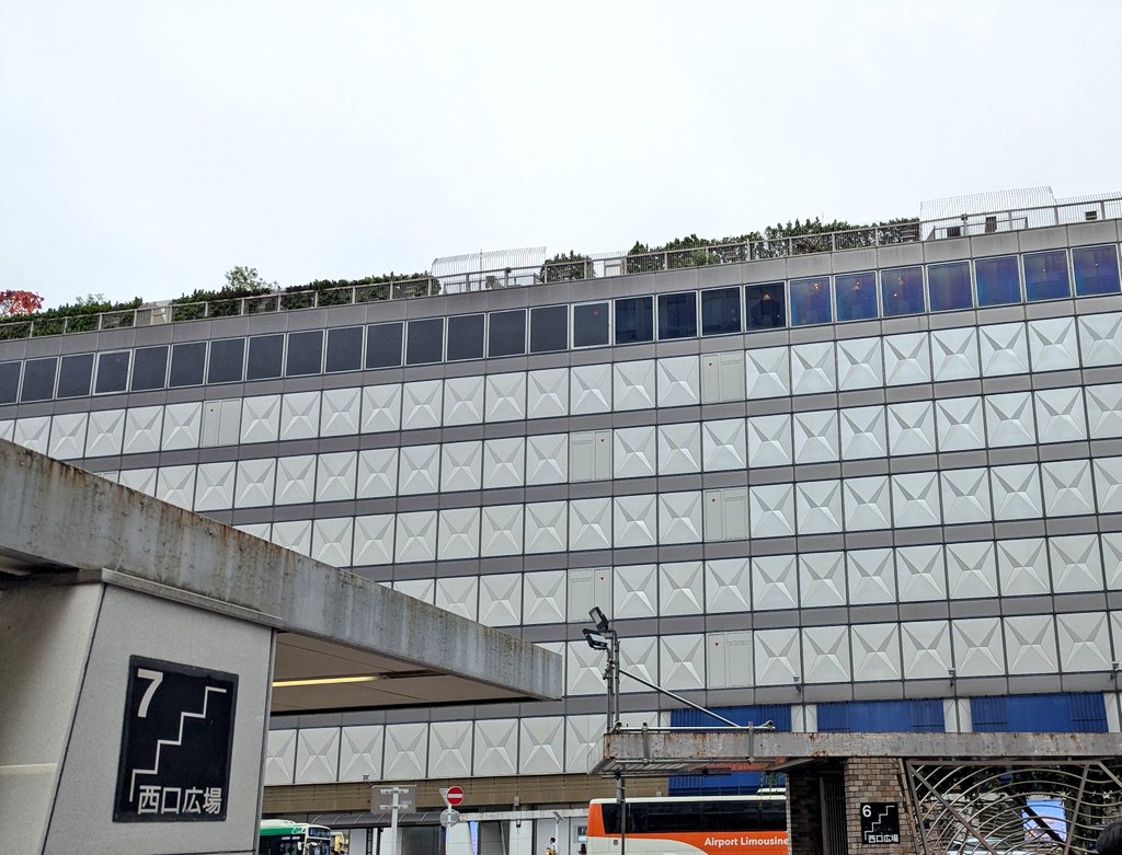 KatuMk3's tweet photo. 京王百貨店入ったら「新プロイベントはこちらです」とスタッフの方に直接言われた。
プロレスファンに見えたかな？ https://t.co/esVA7G9Vtn