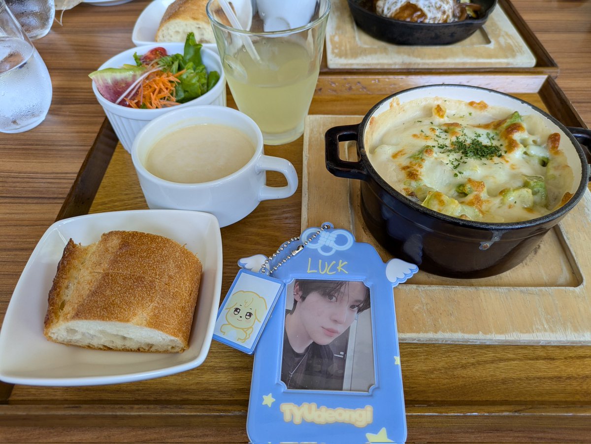 jun0211kkl's tweet photo. 先週は勤務先で超豪華な食事会中華
（🦐🦀鮑満載）を頂いたり、
週末遊びに行ったりで美味しいものたくさん食べた😊

今日は久しぶりお休みで座ったまま
全然動けない😅
やっとGH5のブックレットをチェックできそう。 https://t.co/9eMsG6UFwp