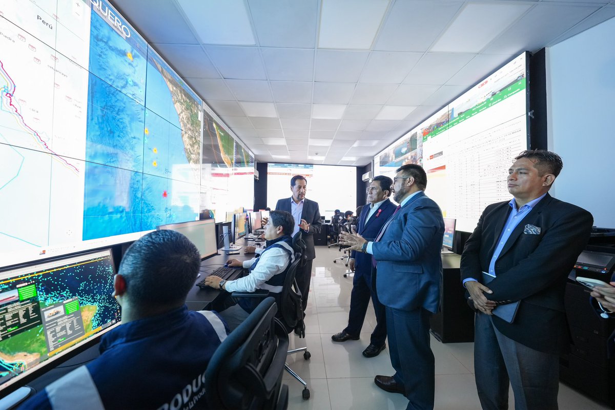 MINPRODUCCION's tweet photo. #NotaDePrensa | El ministro de la Producción sostuvo una reunión con un congresista de la República y realizó un recorrido por las instalaciones del SISESAT Pesquero, donde presentó el importante despliegue tecnológico y las capacidades operativas de este centro de monitoreo satelital de embarcaciones pesqueras en tiempo real.