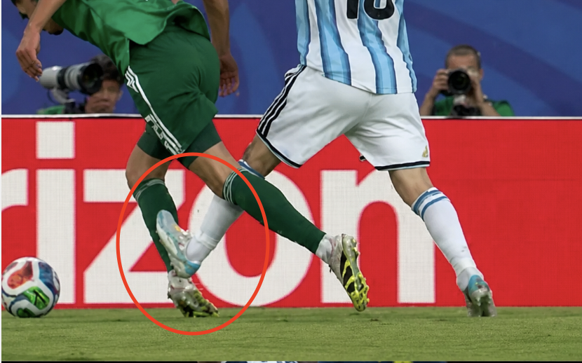 ofootball__'s tweet photo. No Card                                            RED CARD 🟥 https://t.co/Amxyjs8WFe