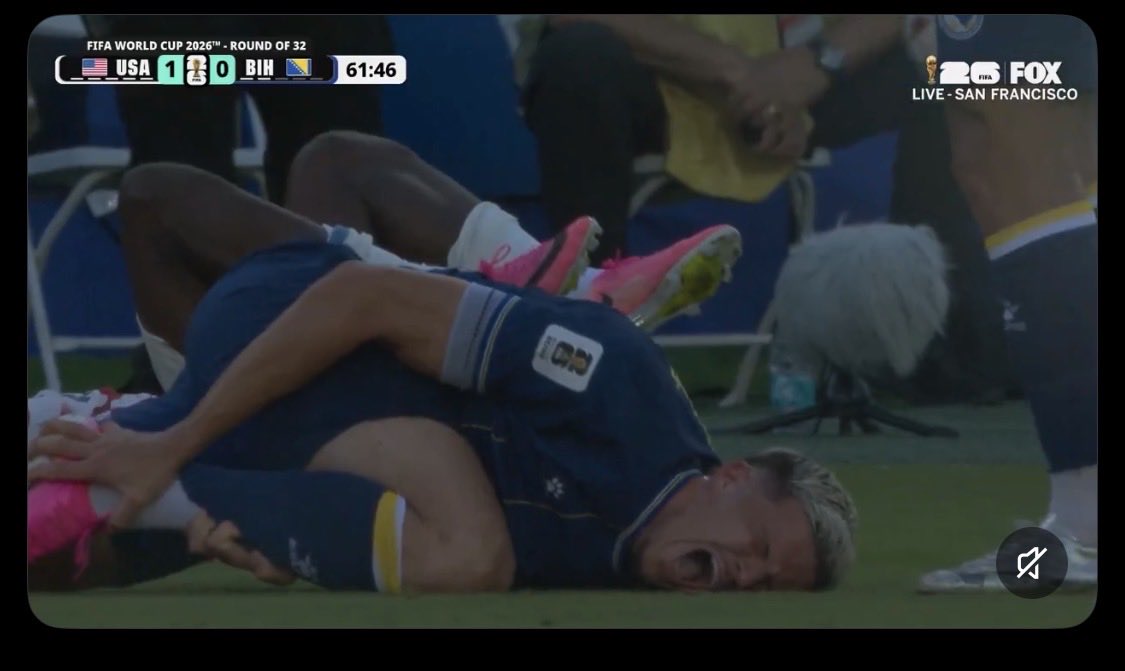 BackenMyday's tweet photo. @FOXSports This here is why this game is a joke in the US.  This player miraculously hopped to his feet and continued playing like nothing happened.  HE should be disqualified for acting like a pussy https://t.co/xt637LE1Eg