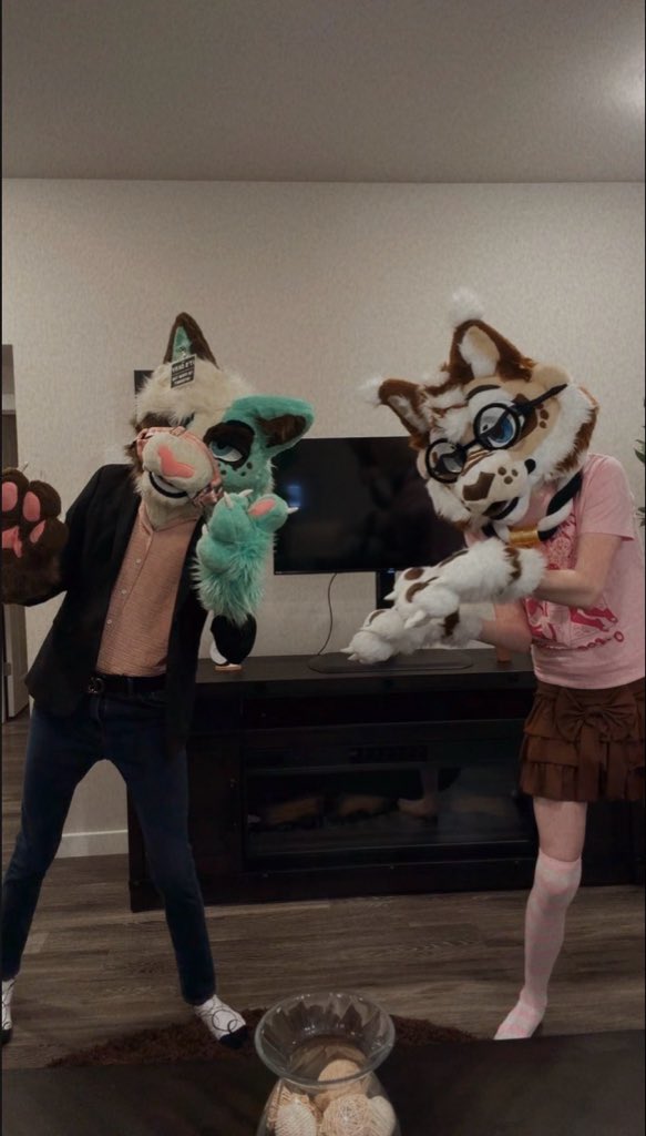 MixiAsmr's tweet photo. AC here we come! #anthrocon https://t.co/jPvA3bluAD