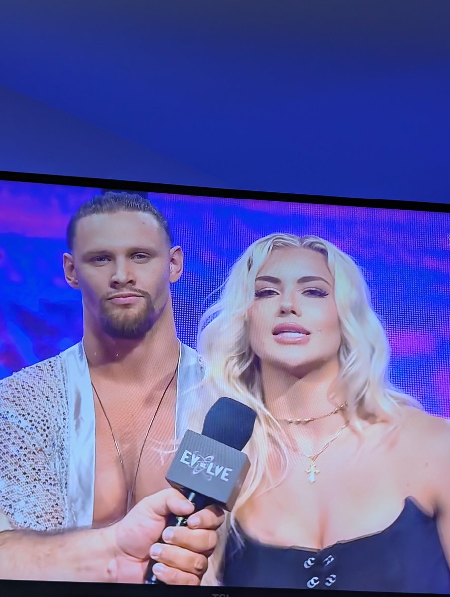 KyleeisHer's tweet photo. Like she said evolve is going to change forever 💯🔥.
Next in line 👑.

Follow me for more wrestling and Kylee content!

#wwe #wweevolve #sheisher #queen #wrestling @meghan_walker33 👑✨ https://t.co/pkH1LiBjdh