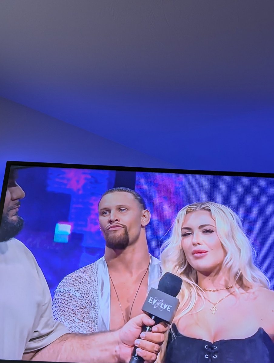 KyleeisHer's tweet photo. Like she said evolve is going to change forever 💯🔥.
Next in line 👑.

Follow me for more wrestling and Kylee content!

#wwe #wweevolve #sheisher #queen #wrestling @meghan_walker33 👑✨ https://t.co/pkH1LiBjdh