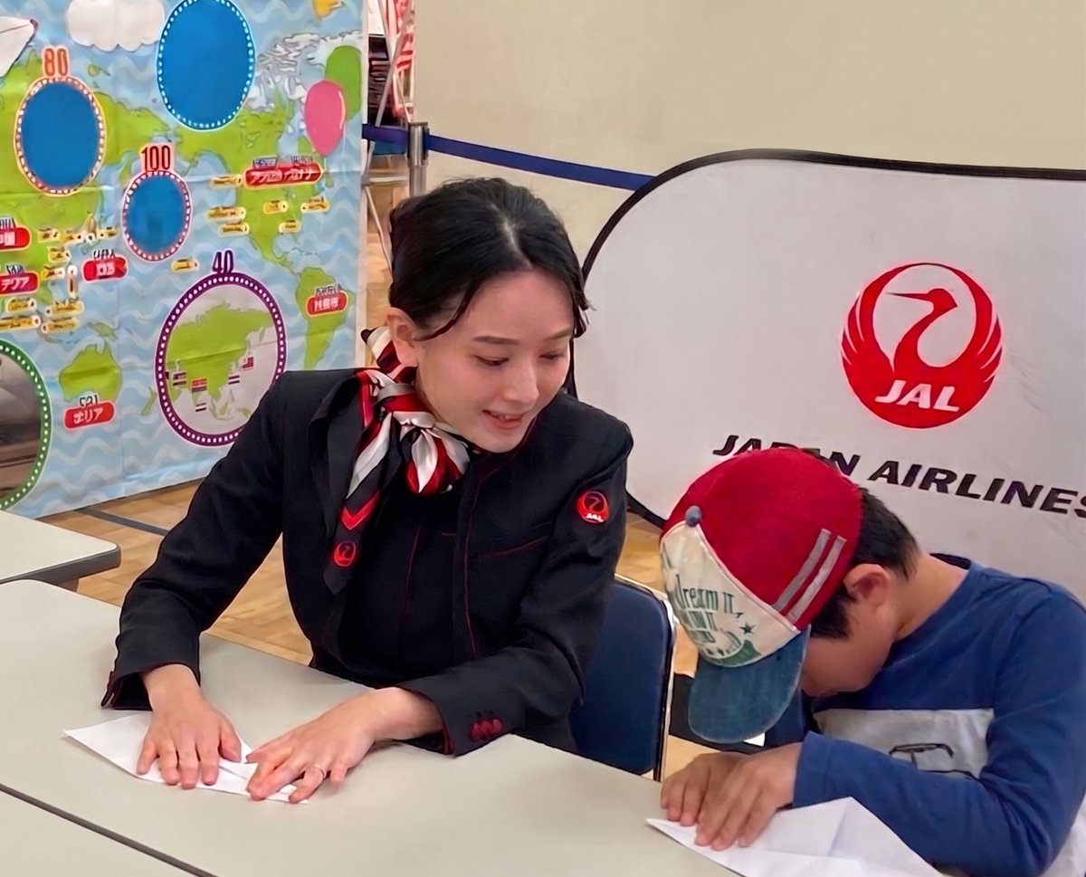 JALs_now's tweet photo. 夏休みの自由研究にも☀️
8月22日(土)、「親子で楽しもう！JAL客室乗務員のお仕事体験 2026」を名古屋で開催✈️
現役客室乗務員も参加し、ドリンクサービスや機内アナウンス体験、親子で着用できる制服体験などをご用意✨
詳細はこちら📝
→https://t.co/rczd7uKY2B

✈️［お知らせ］
#JALInformation https://t.co/TjAumzlE49