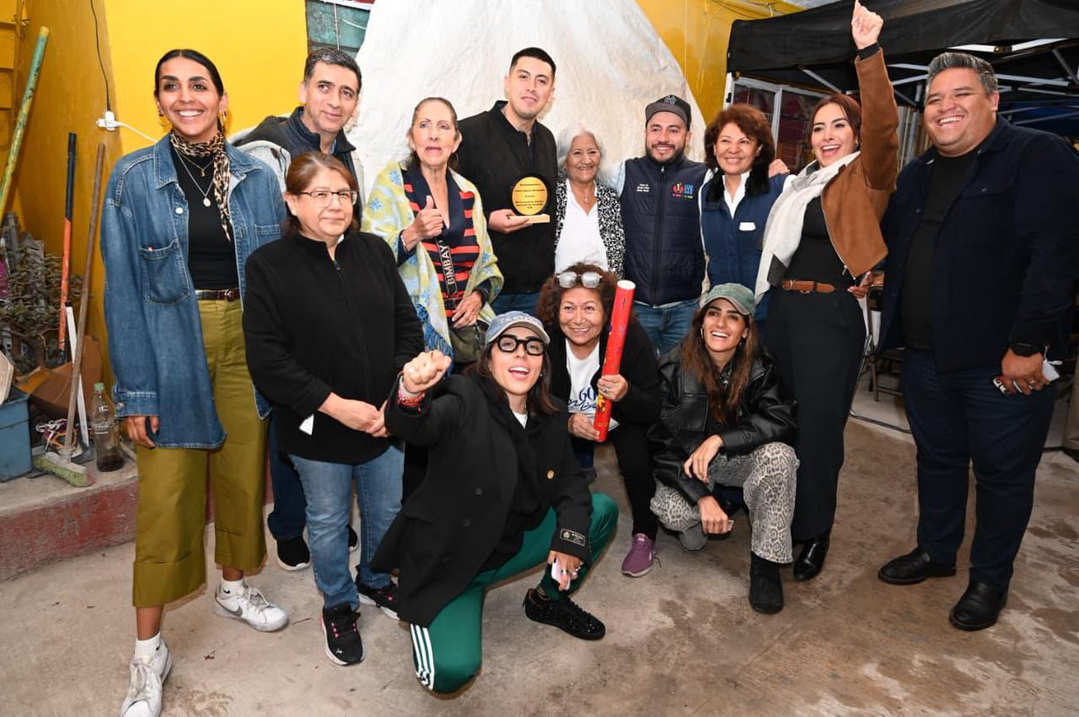 AlessandraRdlv's tweet photo. Hoy tuvimos reunión con vecinas y vecinos de Ex Hipódromo de Peralvillo, gracias por abrirnos las puertas de su casa, por el pozole y, sobre todo, por sus palabras de cariño, confianza y respaldo. 

Un agradecimiento muy especial a nuestra anfitriona, Doña Mary, por reunir a esta gran comunidad.