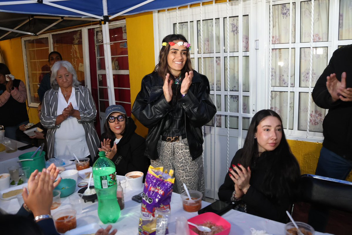 AlessandraRdlv's tweet photo. Hoy tuvimos reunión con vecinas y vecinos de Ex Hipódromo de Peralvillo, gracias por abrirnos las puertas de su casa, por el pozole y, sobre todo, por sus palabras de cariño, confianza y respaldo. 

Un agradecimiento muy especial a nuestra anfitriona, Doña Mary, por reunir a esta gran comunidad.