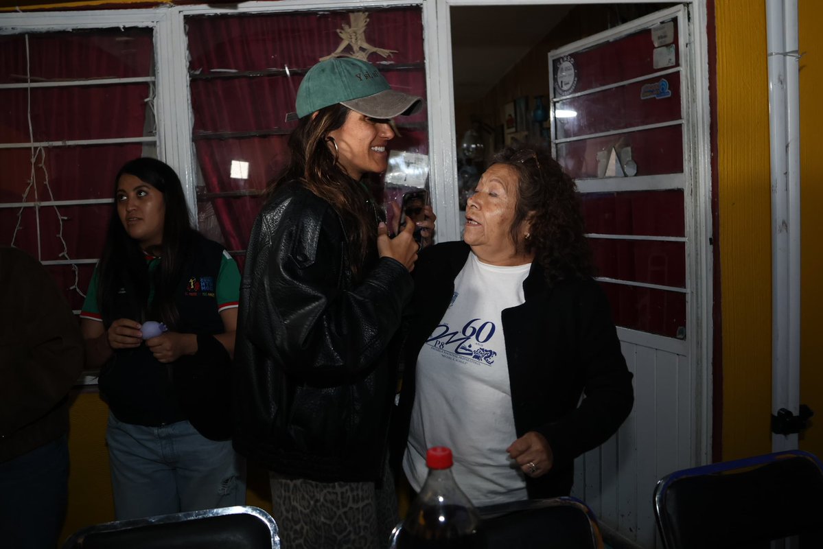 AlessandraRdlv's tweet photo. Hoy tuvimos reunión con vecinas y vecinos de Ex Hipódromo de Peralvillo, gracias por abrirnos las puertas de su casa, por el pozole y, sobre todo, por sus palabras de cariño, confianza y respaldo. 

Un agradecimiento muy especial a nuestra anfitriona, Doña Mary, por reunir a esta gran comunidad.