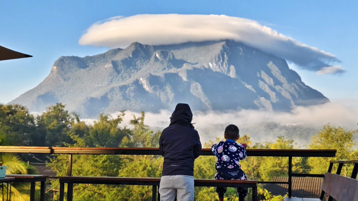 chiangmainews's tweet photo. เสน่ห์หน้าฝนเชียงดาว ⛰️💚🌧 งดงามจับใจ "ดอยหลวงเชียงดาวใส่หมวก"

ใครไปเที่ยวเชียงดาวมาแล้วอวดภาพกันหน่อย หรือมีที่เที่ยวที่ไหนแนะนำบ้าง แชร์กันมาหน่อยเจ้า
.
ขอบคุณภาพสวย ๆ จาก เพจเฮือนชมดาวเคียงดอย

#เชียงใหม่นิวส์ #chiangmainews https://t.co/d6WV272szU