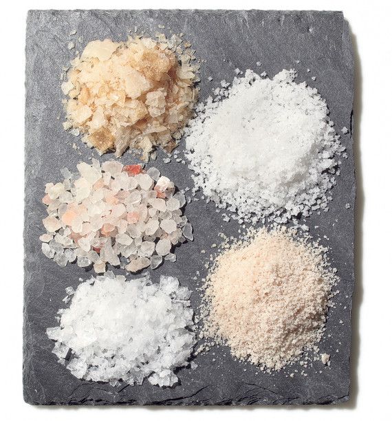 oasishealthapp's tweet photo. Scientists found microplastics in 90% of salt brands tested.

A global study analyzed 39 brands from 21 countries. Only 3 came back clean.

Where they showed up most:

3. Rock salt (incl. Himalayan pink)
- mined from ancient deposits
- lowest levels: 0–148 particles/kg

2. Lake salt
- evaporated from inland lakes
- 28–462 particles/kg

1. Sea salt
- evaporated straight from seawater
- highest by far: up to 1,674 particles/kg
- picks up whatever plastic is already in the ocean

The cleaner the source, the fewer plastics end up in your shaker.

Check for microplastic-free last on Oasis app