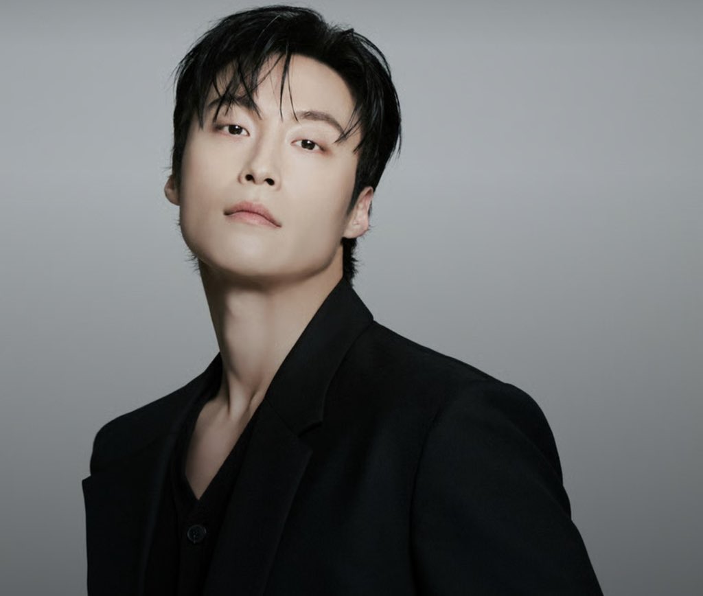 jooniverse_j's tweet photo. #HeoNamJun included on the list of 5 Male Actors Who Shined in the First Half of the Year [Celuv journalists pick]

Reporter Shin A ram’s Pick for the Best Actor of the First Half: Heo Namjun

‘Heo Namjun is an actor who has steadily built his filmography through various works. I believe the first half of this year was the time when the fruits of his labor began to fully emerge. Particularly, in #MyRoyalNemesis, he shed his previous cold and intense image to naturally handle the romantic comedy genre, proving his significantly broadened acting spectrum.

Thanks to the leverage from popularity of that work, Heo Namjun consistently ranked high in various actor brand reputation and buzz indicators, he firmly establishing himself as a trending actor. 

Furthermore, he showcased his unpretentious wit and humanist charm on variety shows, leaving a strong impression of his presence even outside of his acting roles. I believe that Heo Namjun, who is possessing both artistic merit and buzzworthiness, was one of the representative actors of the first half of this year.’

👏👏👏

#허남준