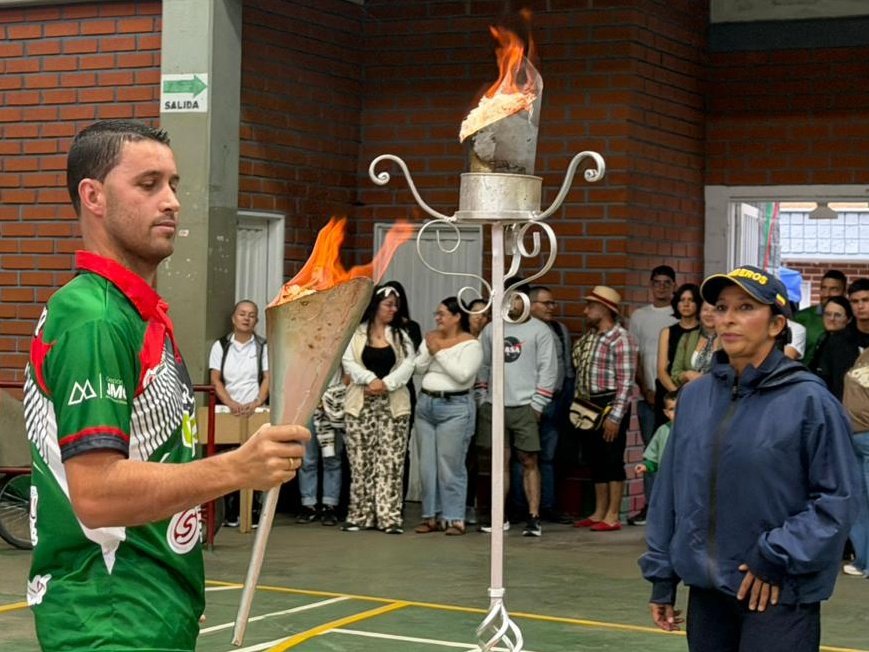 IndeportesAnt's tweet photo. Comenzaron en El Santuario, los Juegos Deportivos Campesinos. Cerca de 900 deportistas del oriente antioqueño competirán, hasta el 5 de julio, en fútbol, fútbol de salón, baloncesto, voleibol, atletismo, ajedrez, billar y tejo. 

Aquí la inauguración 🎥 
https://t.co/jIRQ6WirDh https://t.co/kdVIkAW4hH