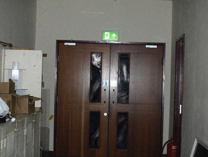 0versightt_'s tweet photo. 『 Yo my friend is outside, should I open the door? 』 https://t.co/1qSTo1r1yI