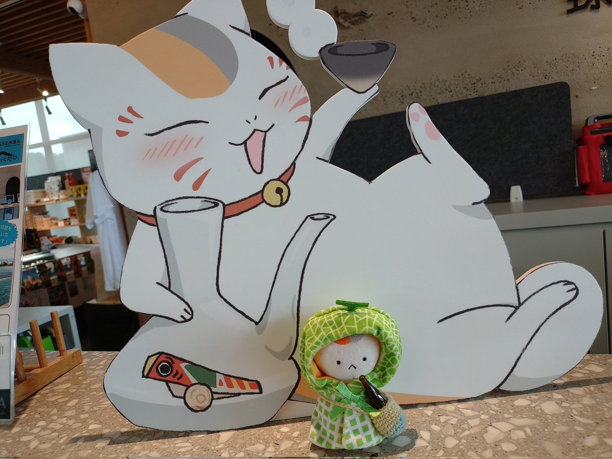 wadanyan's tweet photo. 仕事を定時で上がってカードラリー2日目✨
HASSENBAはニャンコ先生パネルが思ったより小さくて、従業員さんにお尋ねしてしまった🤣
そして撮影した写真と動画…ヘチャムクレと���んだくれコンビみたいに見える…。
#夏目友人帳
#カードラリー
#人吉市
#HASSENBA https://t.co/4hUjJxKDqd