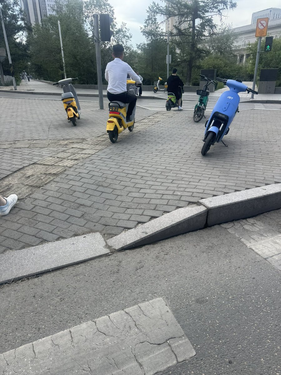 Davkab's tweet photo. 7.1 нээс явган хүний замаар явахгүй гэж ойлгосон. Өнөөдөр 7.2. Яваад бөйгаагаар зогсохгүй гарцөн др бас баахан тавиад явцц. Энэ хэдэн илжигнүүдийн үгийг хэн ч тоохгүй бна шт. Шууд энэ юмыг түрээсэлдэг газруудыг болиулаач. Чадкү бөйштээ https://t.co/LjruJHAsIB