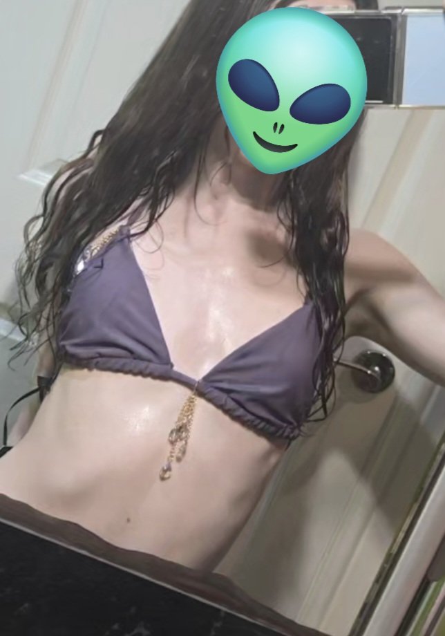 icylikepisces's tweet photo. bikini bulge #nsfw #nsfwtwt #trans https://t.co/vzEdXEREOX