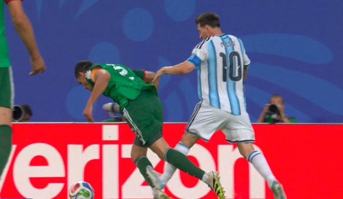 Serafim_zx's tweet photo. "Messi não é ajudado pela arbitragem"

Nem cartão / Vermelho direto https://t.co/A4EcYHgP94