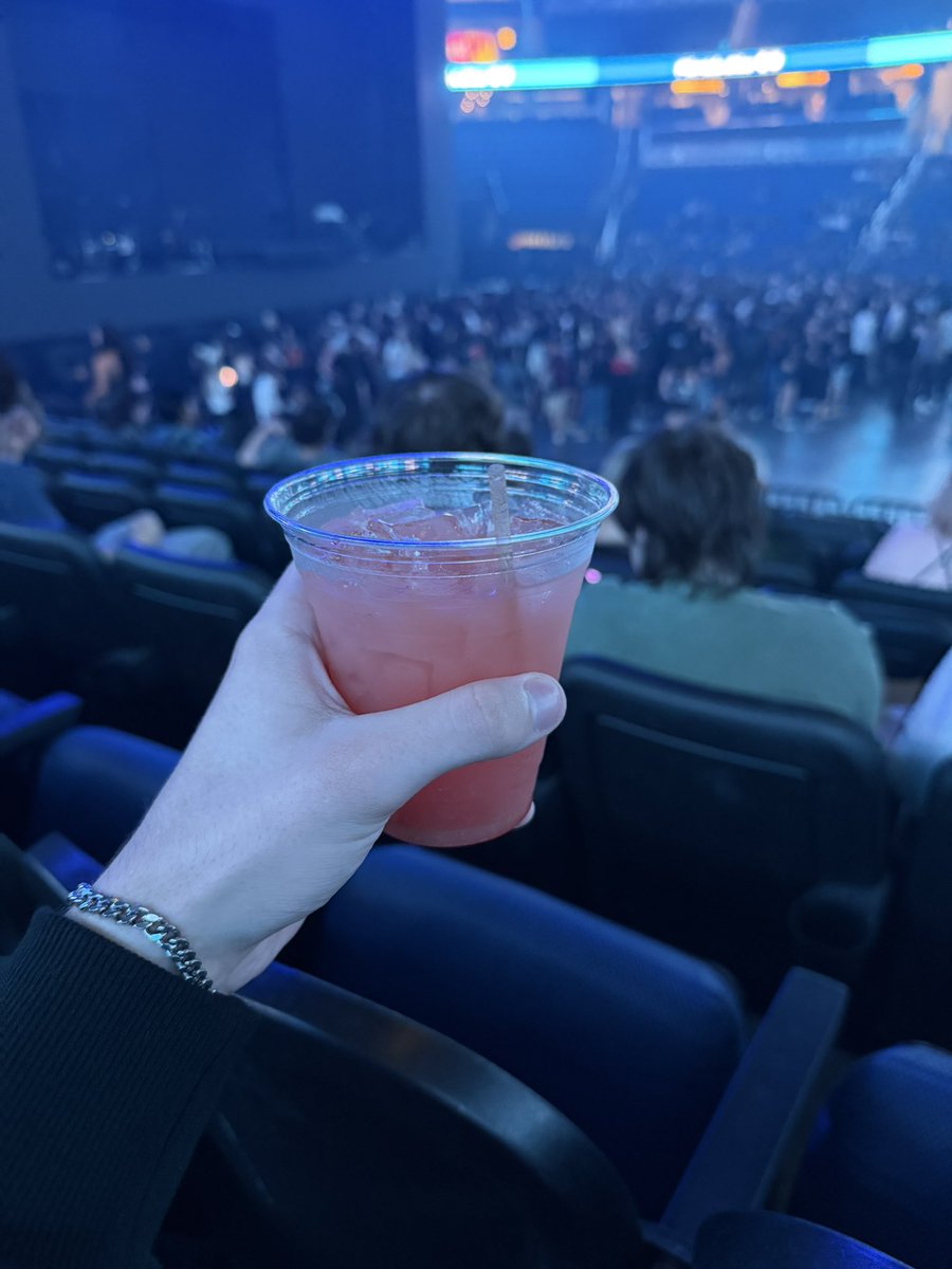 kaikafps's tweet photo. Easily one of the best concerts I’ve been to https://t.co/wubbNUDtKO