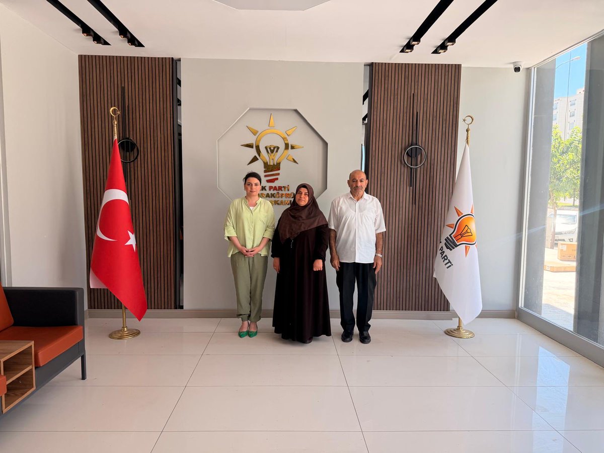Makbulee_Oruc's tweet photo. Şehit Semih Baysuğ’un Kıymetli Ailesini Kadın Kolları Teşkilatımızda Ağırladık. 
Vatanımız uğruna canını feda eden kahraman şehidimizin emanetleri, başımızın tacıdır. Onların dik duruşu ve vakur duruşundan aldığımız güçle, her zaman ve her koşulda ailelerimizin yanında olmaya devam edeceğiz.🇹🇷

#Karaköprü #Şanlıurfa #AKKadınlar 

@RTErdogan @tugbaisikercan 
@bybekirbozdag  @tulaykaynarca @hakanaksu058 @farukaytek @milhamigunbegi @ZehraAy063 @sevilcan8 @DndDndar @avorhancelik @AliDemir8914344 @FBozdag63 @AKKADINGM @akkadinsanlurfa @Karakopruak @akgenckarakopru