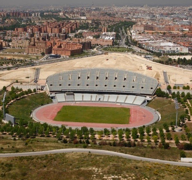 stadiumscorner's tweet photo. ملعب نادي أتلتكو مدريد الإسباني ملعب قديم أعيد تطويره  مع الإحتفاظ بالواجهه مفصوله عن باقي مدرجات الملعب 

يُسمى الملعب حاليا بإسم طيران الرياض 
💜🏟 RIYADH AIR METROPOLITANO

ملعب نهائي دوري أبطال أوروبا  الموسم القادم 

#stadiumscorner https://t.co/7YxjX2uhWh