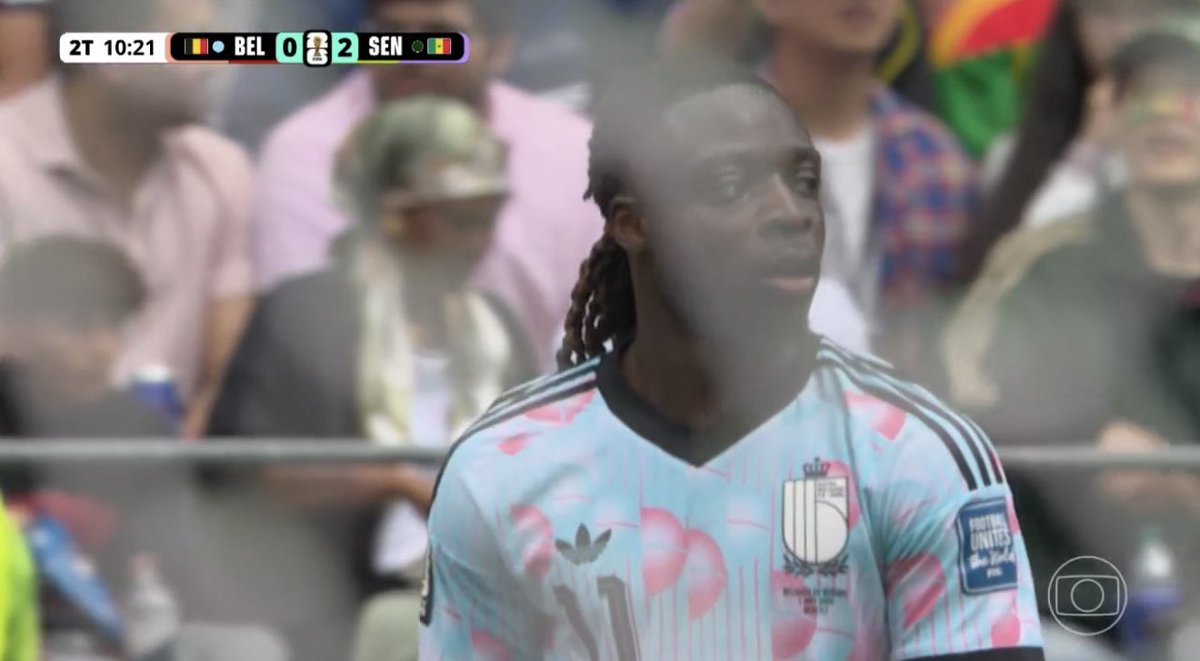 futebol_info's tweet photo. 😳🇧🇪 Rudi Garcia, técnico da Bélgica, tirou De Bruyne e Doku do jogo, perdendo por 2 a 0 para Senegal. Doku ficou claramente irritado e saiu de campo balançando a cabeça.

📸 Reprodução/Globo https://t.co/uFCuyrNEhE