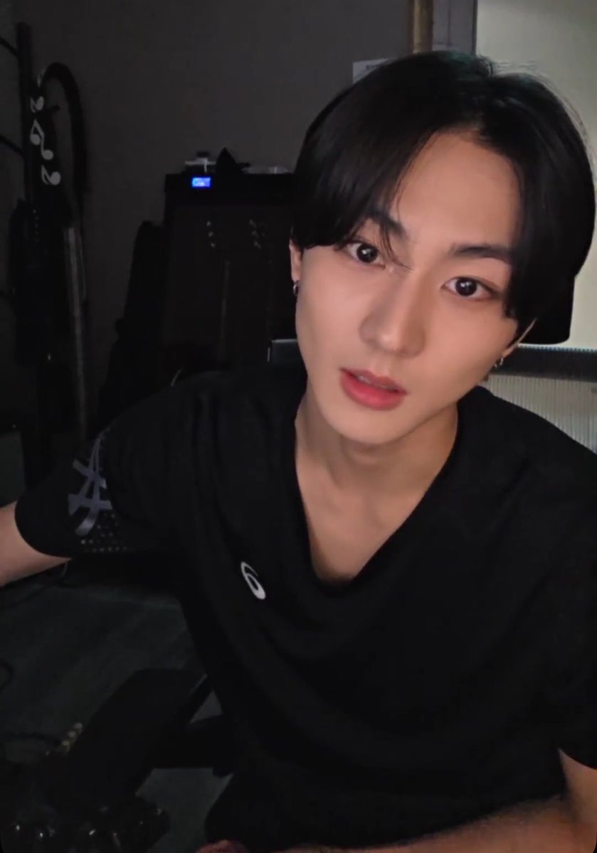 jwantiso's tweet photo. 선생님 잠깐 차문좀열어주셔야겠습니다
네?
시트에 주사기가 보여서요 확인한번만하겠습니다
저거 말랑이공기빼는주사긴데요..
뭔랑이요? https://t.co/QhtPaamRwI
