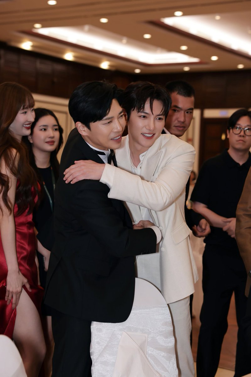 cw_8775's tweet photo. 다낭에서 지승현 형(최악의 악 석도형)도 만나고
2년만인가여 ㅎㅎ 보기좋네 ㅎㅎ
#지창욱 #jichangwook #다낭아시아국제영화제 #DANAFF2026 https://t.co/gZ04p1CZjc