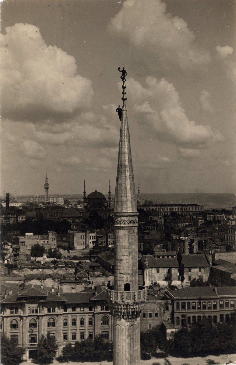trarsivfoto's tweet photo. 📍 Sultanahmet Camii minare restorasyonu, 1935
📜 Fotoğrafta ustaların iskele kullanmadan, halatlarla sarkıtılan basit salıncaklar (ecel beşiği) ile minarenin külah ve alem kısımlarında çalıştığı görülmektedir.
🔗 İstanbul Araştırmaları Enstitüsü Fotoğraf Arşivi https://t.co/IDUhUxeiSc