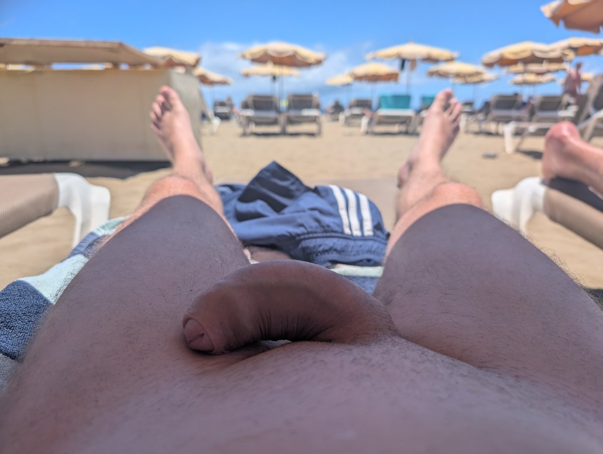 piemelpik's tweet photo. Lovely beach day! ⛱️ #gaybeach #maspalomas #nude https://t.co/nGFuAcKfQf