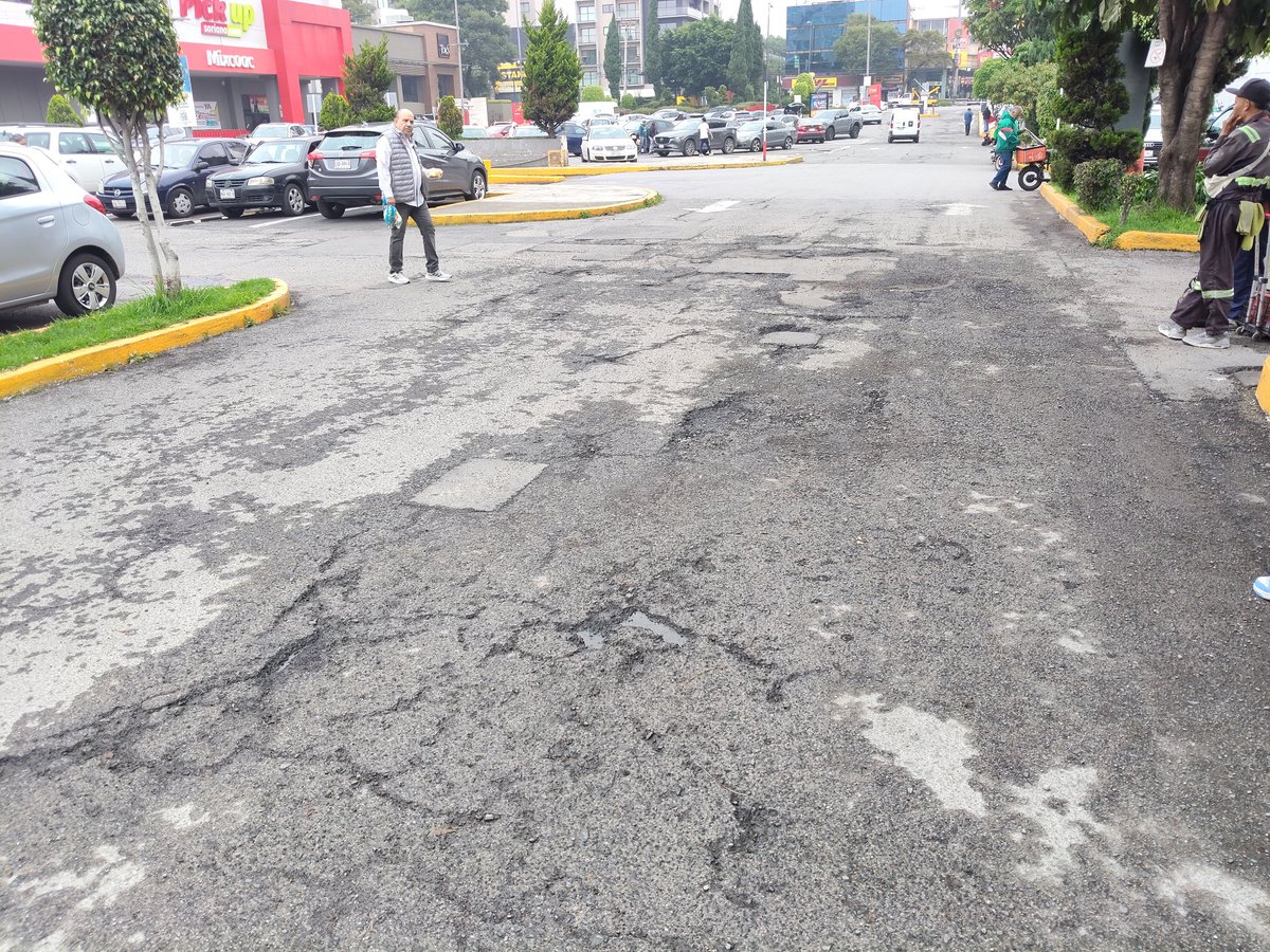 abrahamulloac's tweet photo. @TiendaSoriana , deplorables las condiciones del estacionamiento y los accesos de Soriana Mixcoac Revolución. Meses haciendo el reporte y no atienden.
Urge su mantenimiento!!
@Profeco @BJAlcaldia @cdmx_pc https://t.co/6RzrpgdgJh