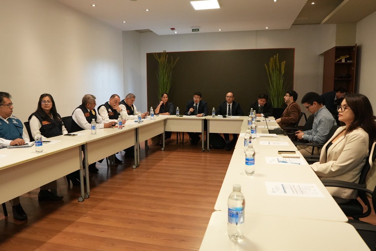 ComunidadAndina's tweet photo. #Foro | Mecanismos financieros para la gestión de #riesgo de #desastres  

Representantes de las instituciones responsables de la gestión del riesgo de desastres de #Bolivia, #Colombia, #Ecuador y el #Perú participaron en el Segundo Foro de la Comunidad de Práctica sobre Mecanismos Financieros para la Gestión del Riesgo de Desastres de los Países Andinos, que se realizó el 1 de julio. 
 
En el encuentro, se intercambiaron experiencias, buenas prácticas y soluciones innovadoras para fortalecer la resiliencia frente a amenazas comunes como inundaciones, sequías, incendios forestales y sismos. Asimismo, el foro dejó aportes para actualizar la Estrategia Andina para la Gestión del Riesgo de Desastres, fortaleciendo una política regional alineada con los desafíos actuales de nuestros países. 

El Director General de Desarrollo Social, Cooperación y Propiedad Intelectual de la Secretaría General de la Comunidad Andina, Franklin Molina, destacó que "la resiliencia no depende únicamente de contar con capacidades técnicas o marcos normativos sólidos; requiere también de mecanismos financieros oportunos, sostenibles y articulados que permitan invertir en prevención, preparación, respuesta y recuperación". 

El trabajo articulado entre los Países Miembros permite impulsar mecanismos financieros que faciliten una respuesta más oportuna ante los desastres, fortalezcan las capacidades institucionales y generen conocimiento regional que pueda ser adaptado y replicado en toda la subregión.  

El foro fue organizado por la Secretaría General de la Comunidad Andina, la Presidencia Pro Tempore del Ecuador y el Programa Mundial de Alimentos y contó con el financiamiento de la Cooperación Suiza, en el marco del proyecto Acceso Financiero para la Gestión del Riesgo de Desastres. 

Esta jornada fue un espacio de diálogo técnico y cooperación para fortalecer la gestión financiera del riesgo de desastres en la región andina. Contó con la participación 86 personas, entre representantes del Ministerio de Defensa y el Viceministerio de Defensa Civil de Bolivia; la Unidad Nacional para la Gestión del Riesgo de Desastres (@UNGRD) de Colombia; la Secretaría Nacional de Gestión de Riesgos de Ecuador; y, por parte del Perú, a la Presidencia del Consejo de Ministros, el Instituto Nacional de Defensa Civil (@indeciperu) y el Centro Nacional de Estimación, Prevención y Reducción del Riesgo de Desastres (@CENEPRED). Asimismo, asistieron funcionarios de las Cancillerías de los Países Miembros y representantes de las oficinas del Programa Mundial de Alimentos de la subregión, el Hub Regional de Cooperación Suiza (@EmbSuizaPeru).