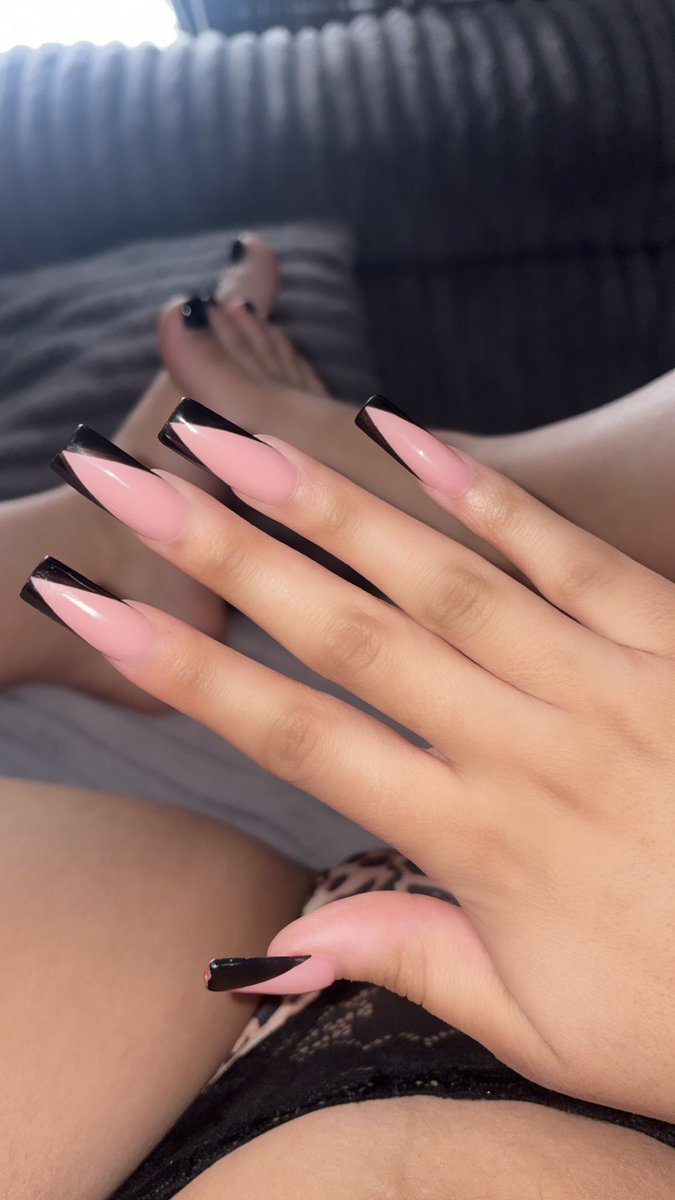 theeariaababy's tweet photo. “Let me see your nails” https://t.co/69VvLuvC7h