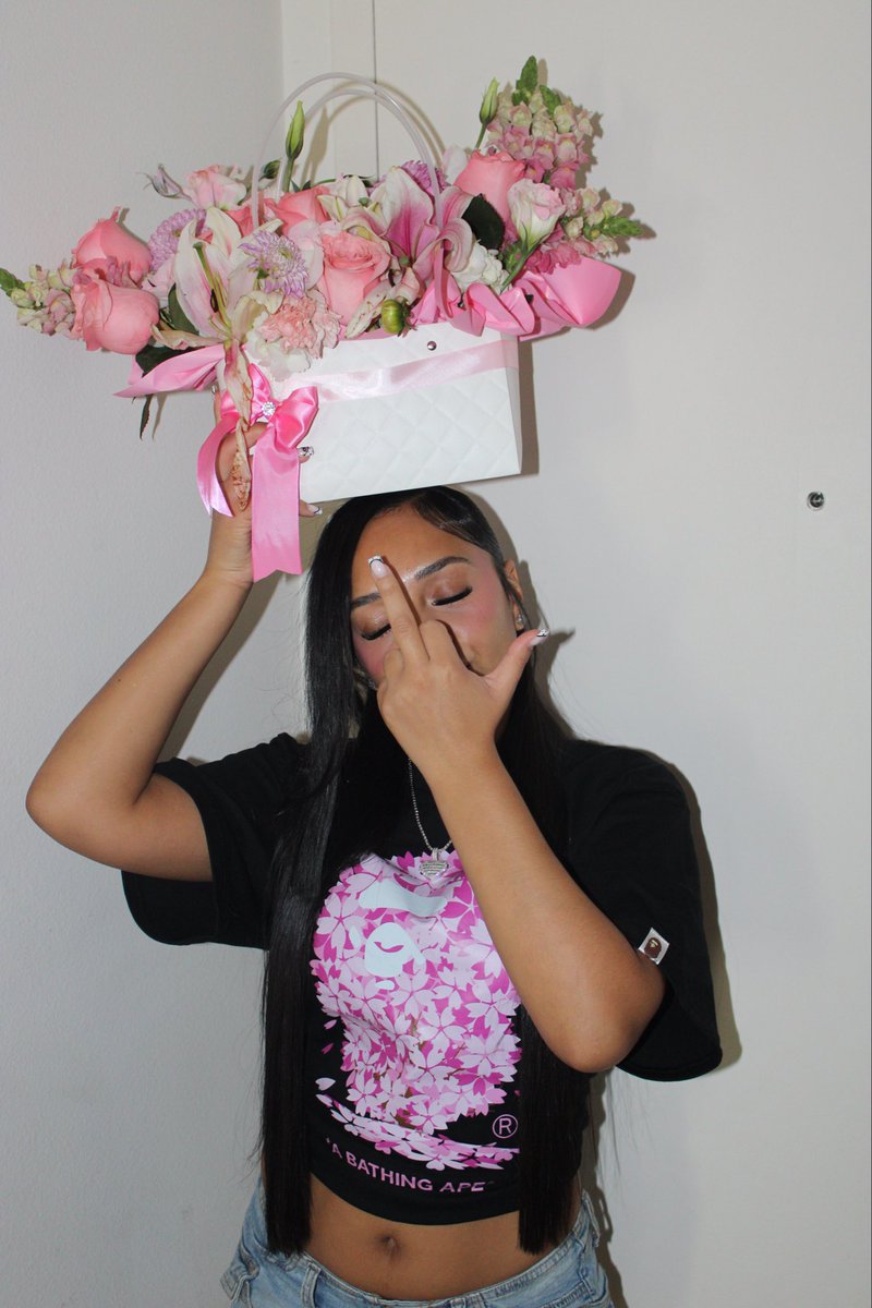 iceeey_'s tweet photo. These flowers were everything😩😍 https://t.co/OWXe918N6J